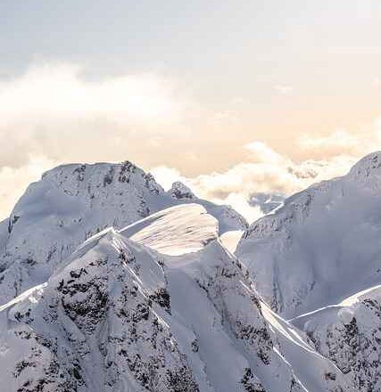 Jakie przepisy drogowe obowiązują podczas jazdy kamperem – limity, kategorie, wyposażenie